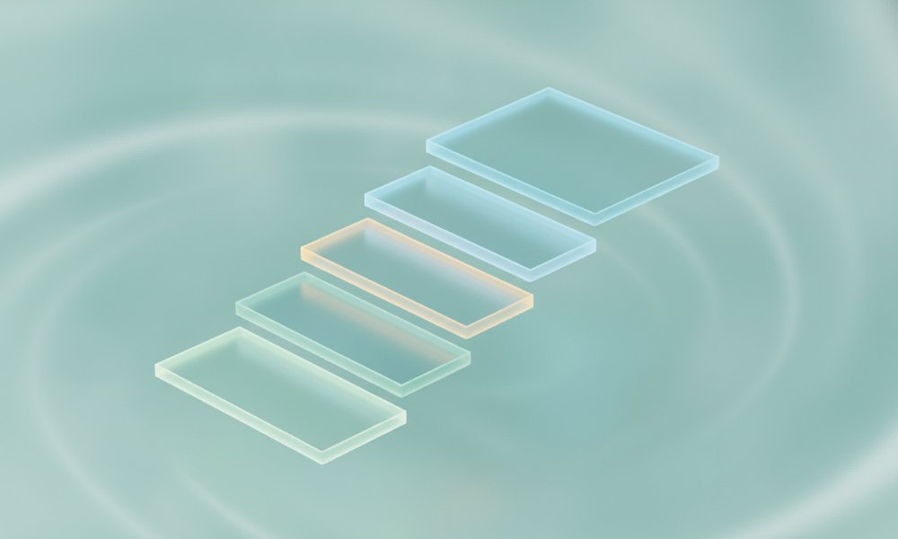 투명하고 맑은 배경 위에 '준비', '실전', '도약' 세 단계가 명확히 표시된 성장 로드맵 계단이 놓여 있습니다. 이는 정부 지원사업의 흐름과 온라인 판로 확대를 위한 사업 성장의 단계를 시각적으로 보여주며, 각 단계별 전략적 접근의 중요성을 강조합니다.